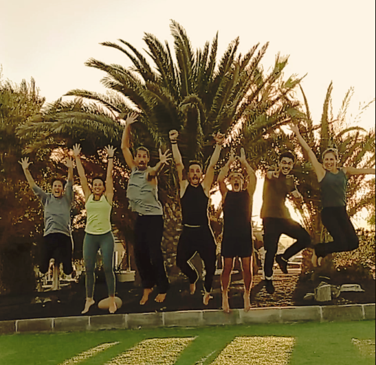 Grupo en Lanzarote celebrando al atardecer